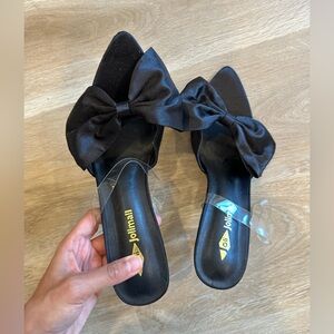 Bow heels